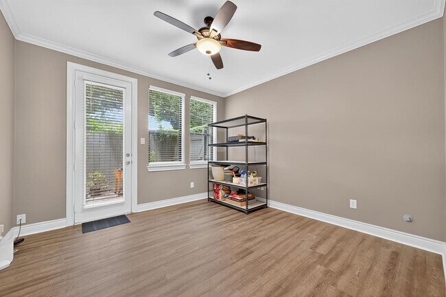 Building Photo - 8904 Lakeshore Bend Dr