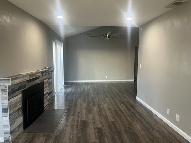 Building Photo - 4818 Suncrest Way