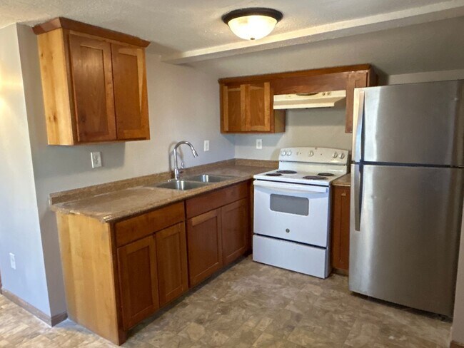 Building Photo - Spacious 3 bedroom 1 Bathroom House Available May 1st!