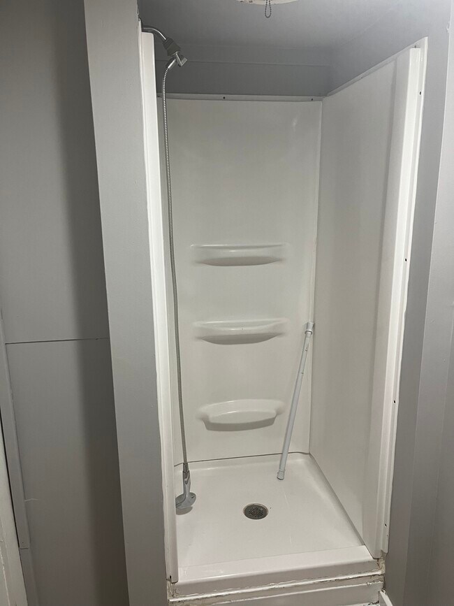 Building Photo - 915 Main St E