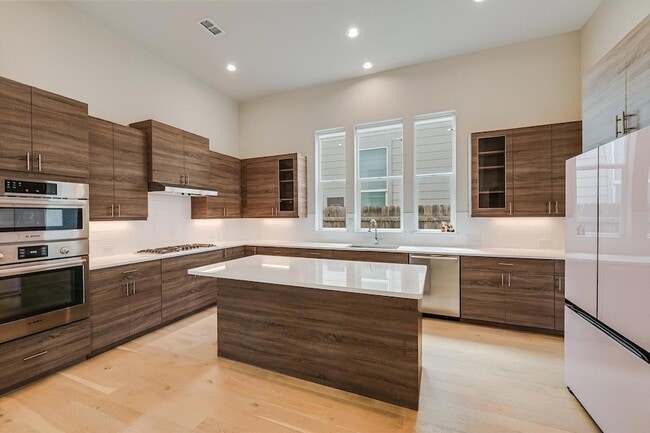 Building Photo - 6133 Florencia Ln