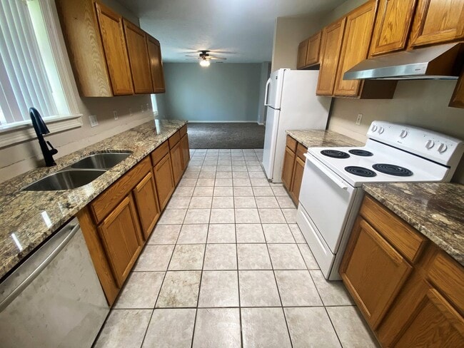 Building Photo - 307 E Claude St