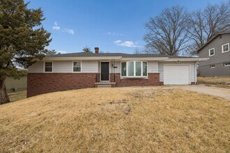 Building Photo - Minutes from Offutt!