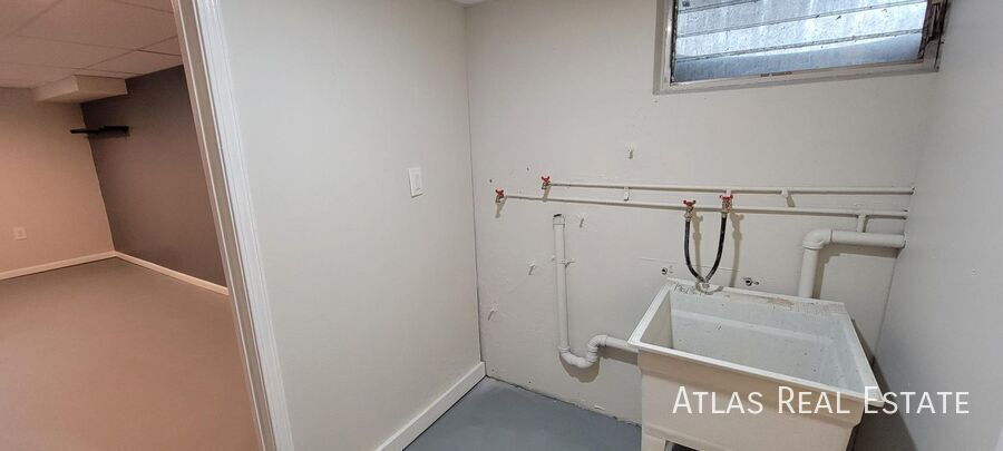 Building Photo - 625 NW Kay Dr