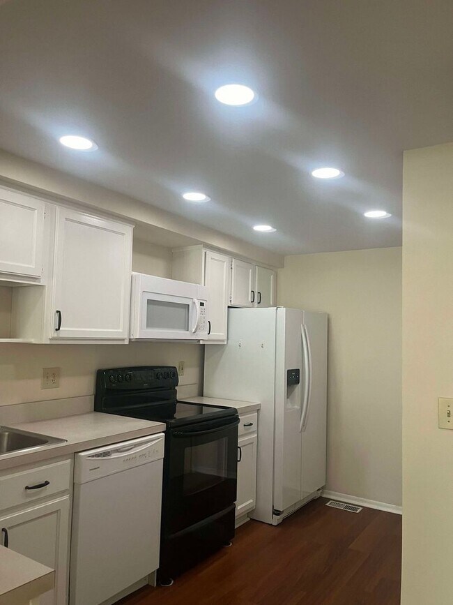 Building Photo - Updated and bright two bedroom condo