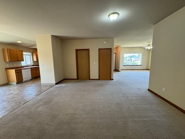 Building Photo - 4 Bedroom, 2 Bath House! Available to Rese...