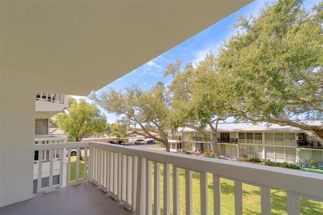 Building Photo - 2944 W Bay Dr