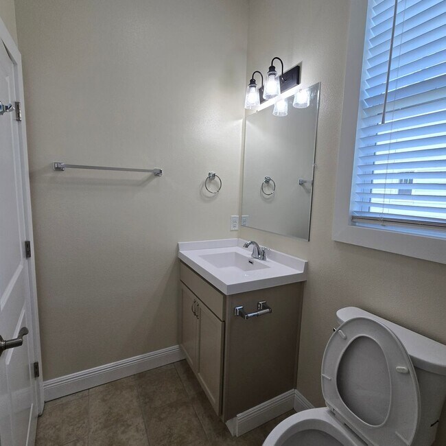 Building Photo - 1818 B Elvin - Move in Ready!!