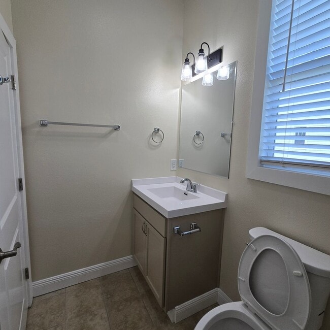 Building Photo - 1818B Elvin Dr