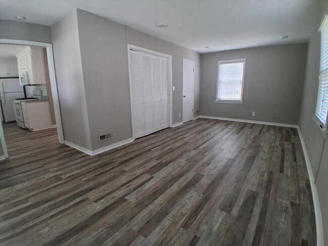 Building Photo - 1923 Woodmont Dr