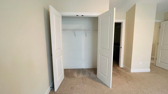 Building Photo - 4 bedroom 2.5 bathroom townhome located in Beaumont Park Townhome