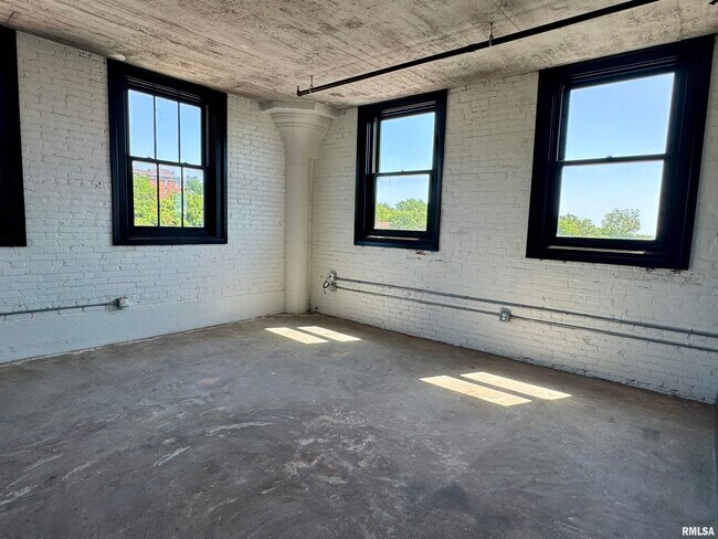 Building Photo - 511 Pershing Ave