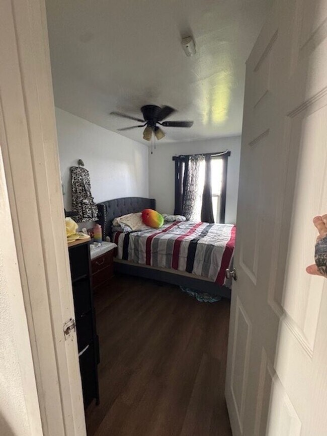 Building Photo - 805 S 5th Ave