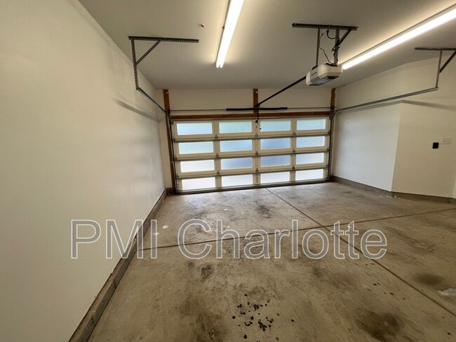 Building Photo - 1106 N Alexander St