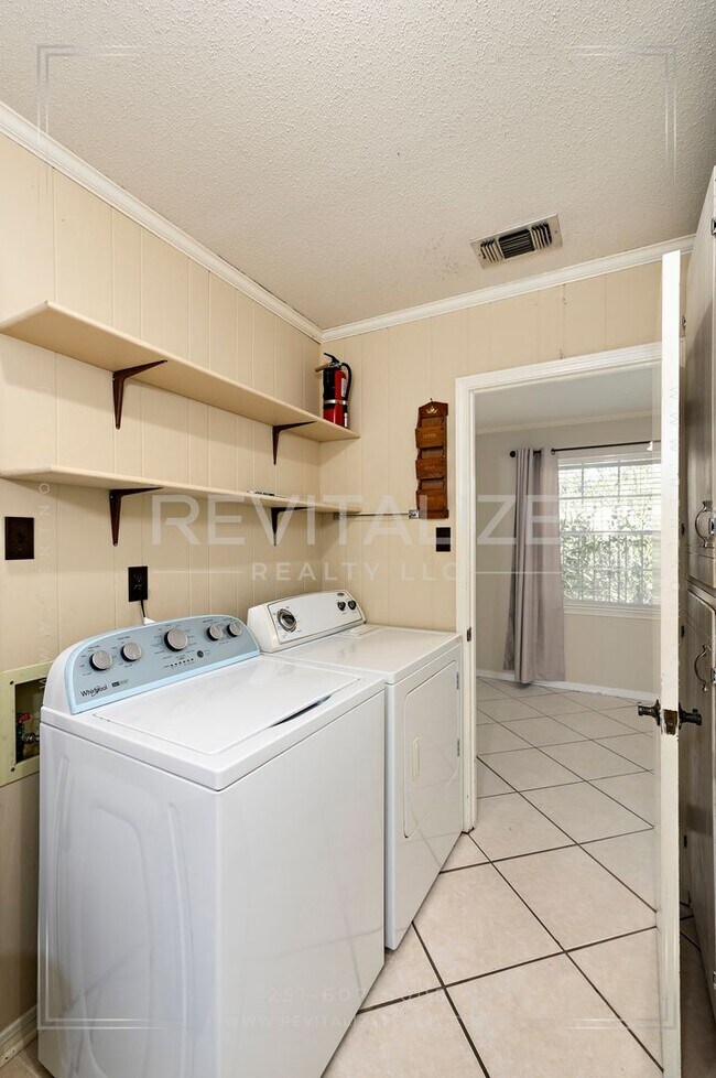 Building Photo - Charming 3 Bed 2 Ba Home Close to Saraland