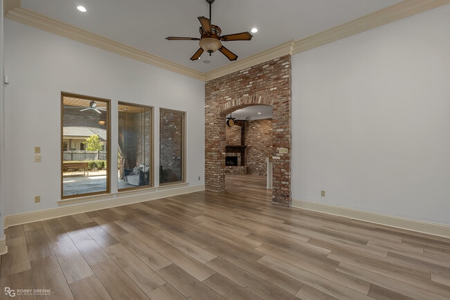 Building Photo - 322 Paris Pl