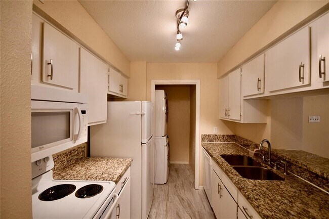 Building Photo - 1818 Augusta Dr