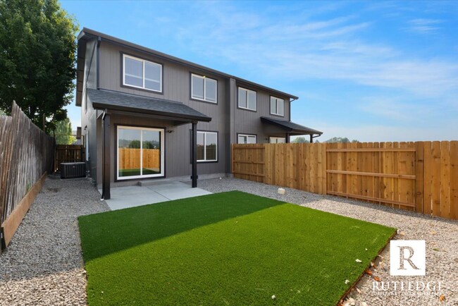 Building Photo - Gorgeous! Brand New 3 Bedroom 2.5 Bath Tow...