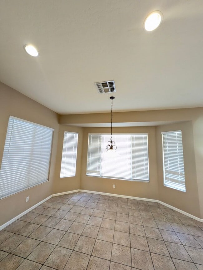 Building Photo - AVAILABLE NOW IN HIGLEY GROVES!!!!