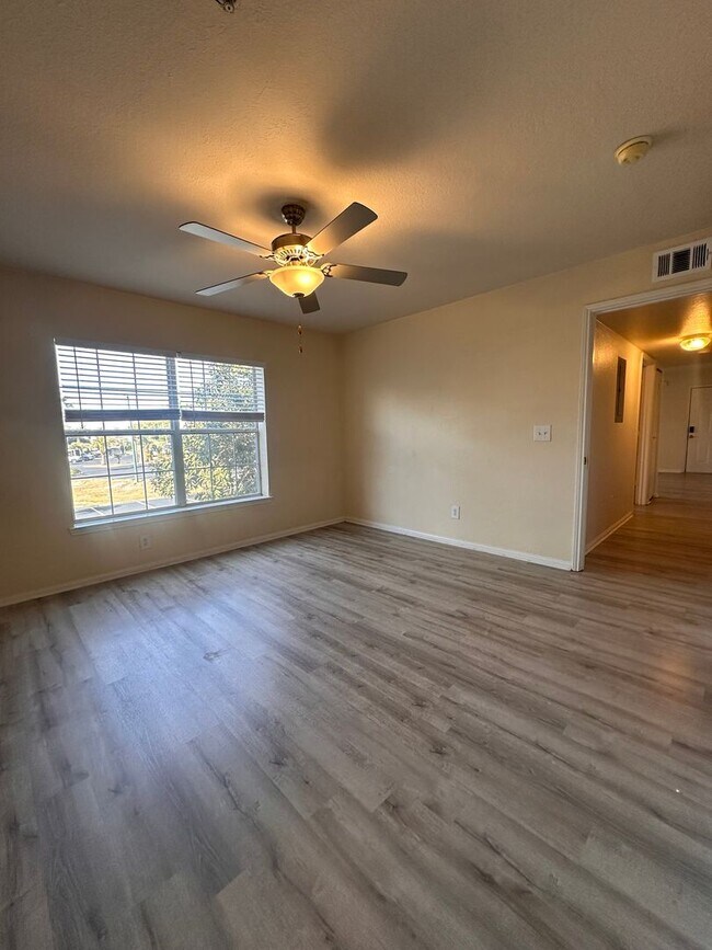 Building Photo - Spacious 2nd Floor 2B/2B Unfurnished Condo near Beach in the Heart of Destin!