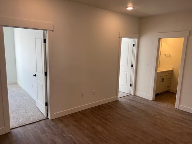 Building Photo - Beautiful 2023 New construction end unit w...