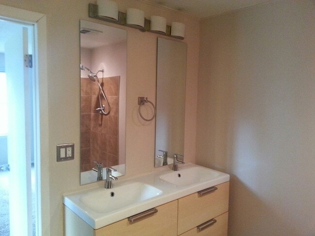 Building Photo - 4 Bedroom Ranch Style Home - Woodgate Subdivision