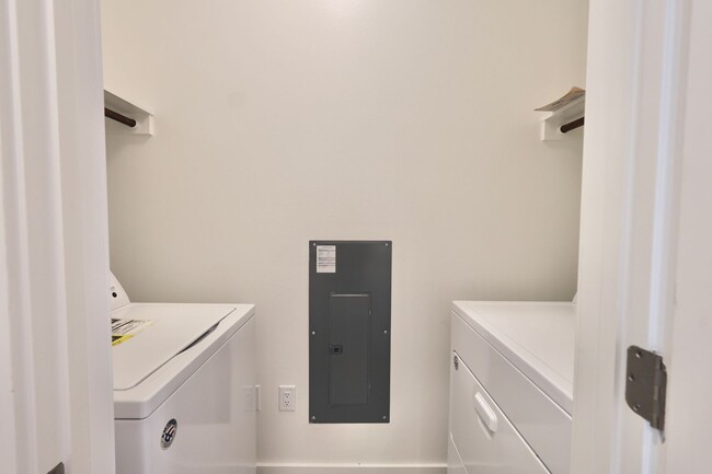 Building Photo - Gorgeous 2 Story Townhome in the Heart of ...