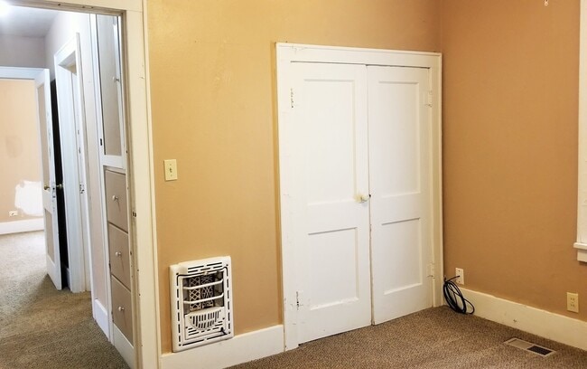 Building Photo - Cute Bungalow with a screened in front porch