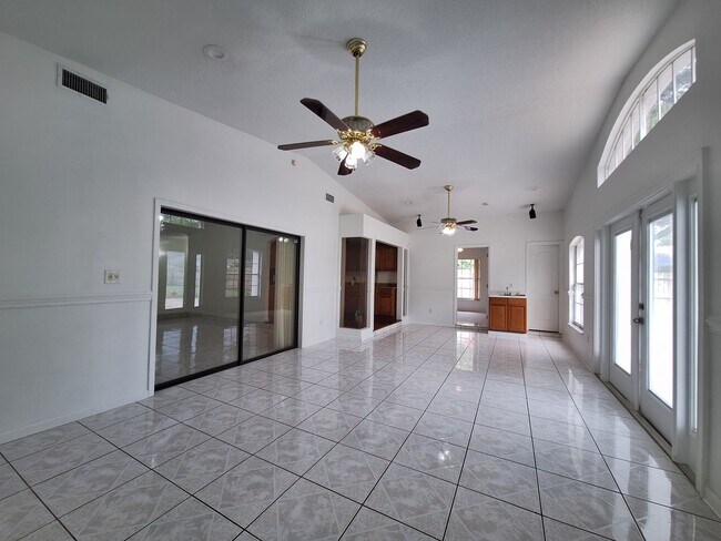 Building Photo - Spacious 4-Bed, 3-Bath Belle Isle Home wit...