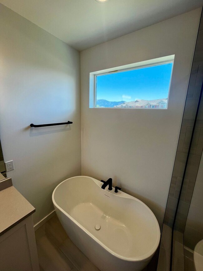 Building Photo - Modern 3-Bedroom Home Close to Gallatin Co...