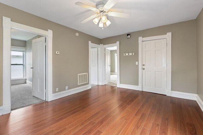 Building Photo - 3BR/1Bath + Office Area Available Sept 12t...