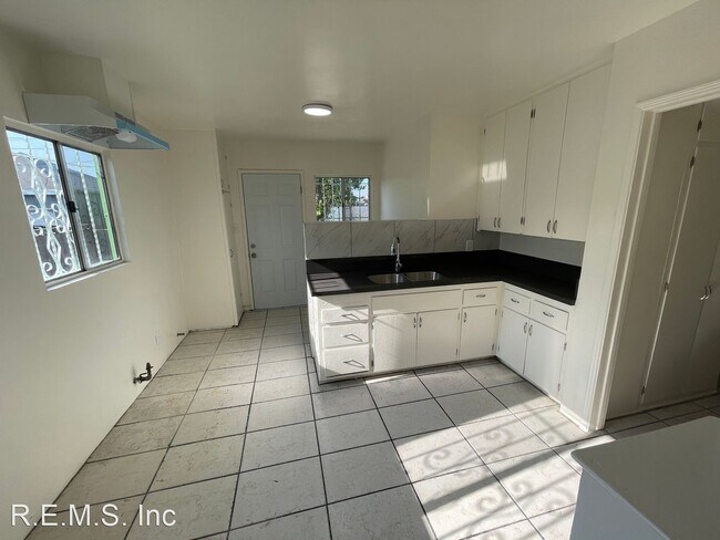 Building Photo - 3 br, 1 bath House - 1820 E Kay Street