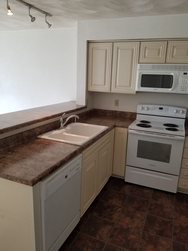 Building Photo - Spacious 4bd/2ba Apartment at Hunters Ridge Condominium