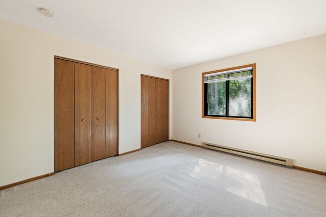 Building Photo - Lower 1 Bedroom 1 Bathroom Apartment Available