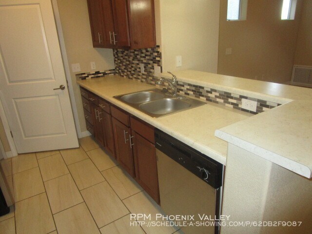 Building Photo - 2525 E Siesta Ln