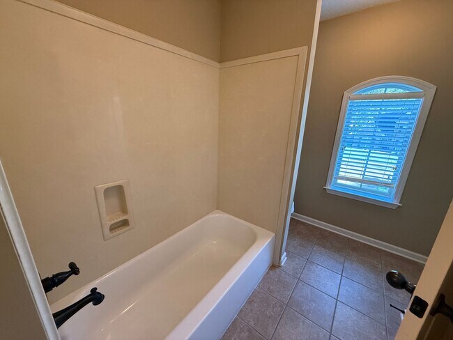 Building Photo - BEAUTIFUL SPACIOUS HOME IN BARTLETT