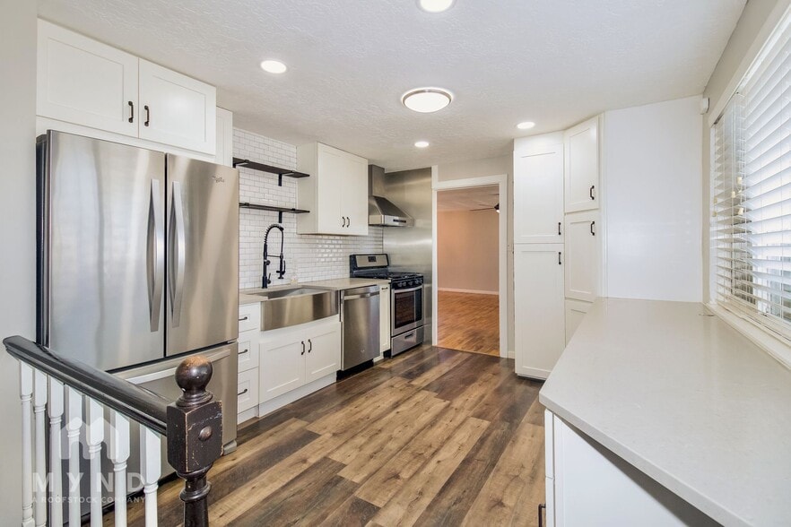 Building Photo - 381 Marquette Dr