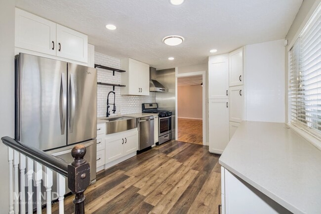 Building Photo - 381 Marquette Dr