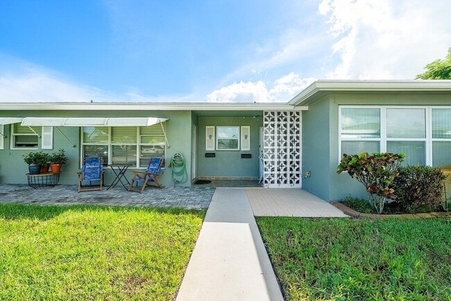 Building Photo - 810 High Point Dr W