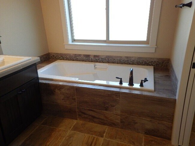 Building Photo - 5 Bedroom Beaverton Home!!!