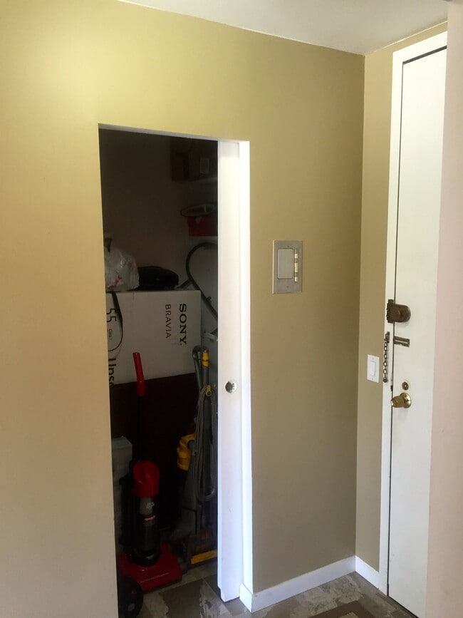 Building Photo - 5445 N Sheridan Rd