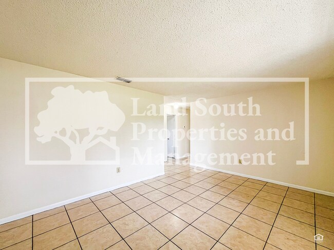 Building Photo - 5825 Charlton Dr