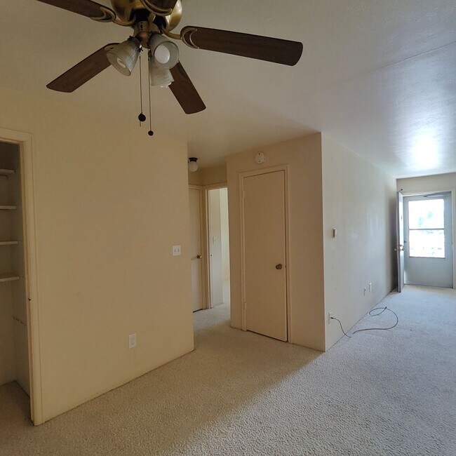 Building Photo - Condo Available At Chateau Village West wi...