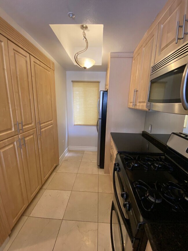 Building Photo - Remodeled 2 Bedroom Condo Just Off the Strip!