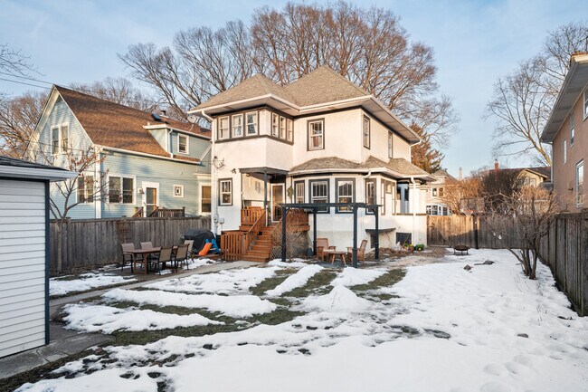 Building Photo - 637 S East Ave