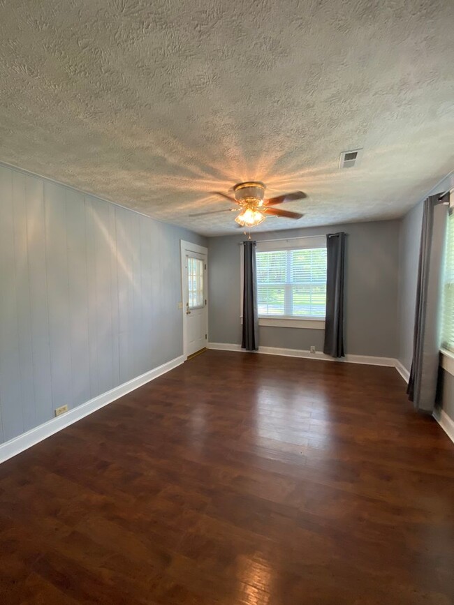 Building Photo - 415 Elm Ave NW