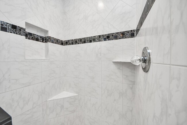 Building Photo - 15818 Sweetwater Creek Dr