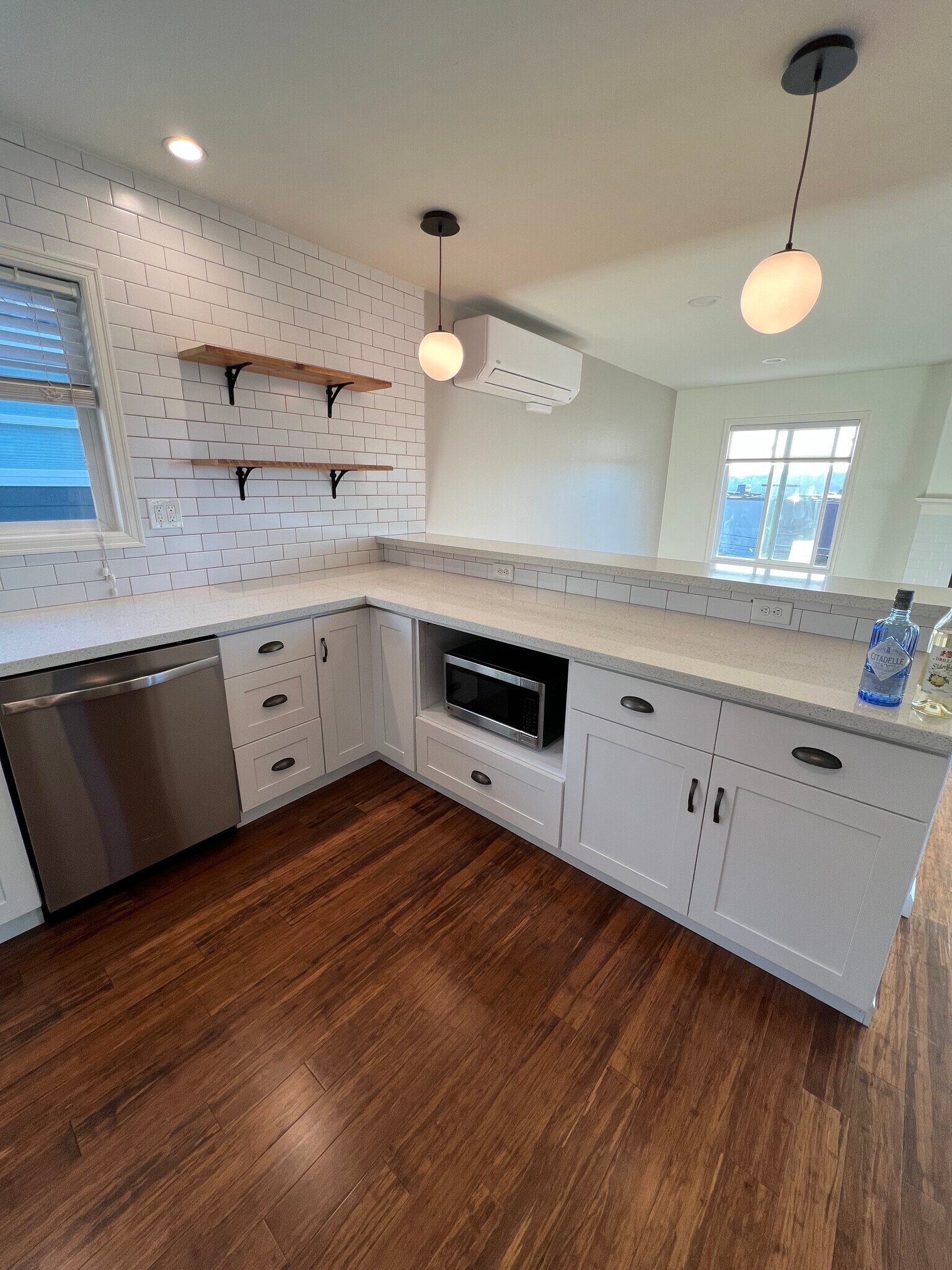 Designer lighting and fixtures - 520 Lee St
