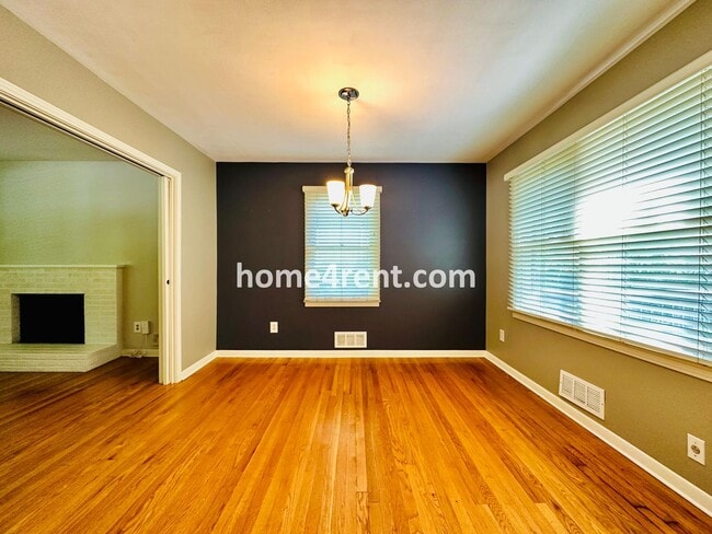 Building Photo - Three Bedroom Home in Overland Park w/ Wood Floors, Finished Basement, and a Fenced Yard!