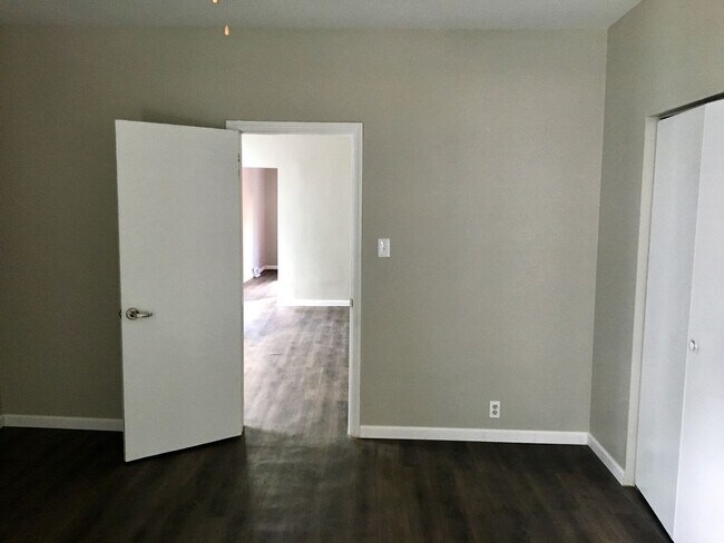 Building Photo - *** Amazing Apartment in Mt. Washington * Pet Friendly * Duplex style * Available Now * Spacious ...